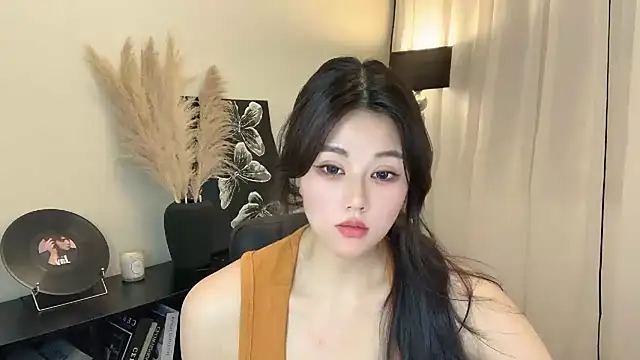 Snapshot of Strawberrybabyy1 chatting on 03/05/25, 05:39 Strawberrybabyy1 online show from 03/05/25, 05:39