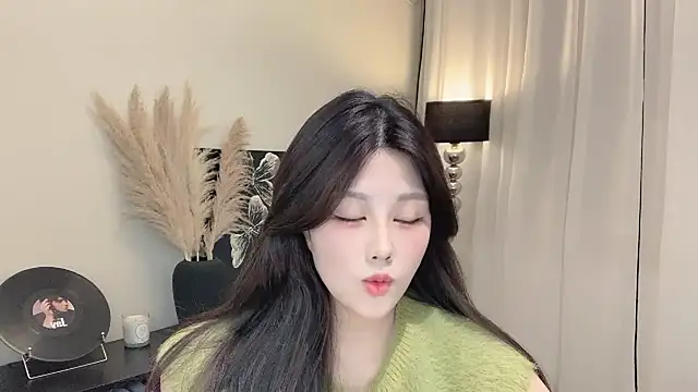 Snapshot of Strawberrybabyy1 chatting on 03/07/25, 01:40 Strawberrybabyy1 online show from 03/07/25, 01:40