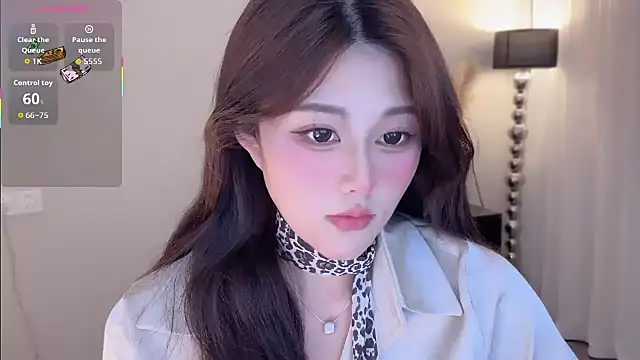 Snapshot of Strawberrybabyy1 chatting on 10/20/25, 11:21 Strawberrybabyy1 online show from 10/20/25, 11:21