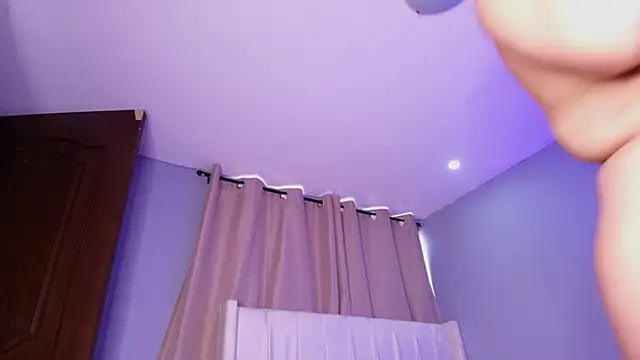 Snapshot of Shenoa1 chatting on 11/13/25, 11:53 Shenoa1 online show from 11/13/25, 11:53