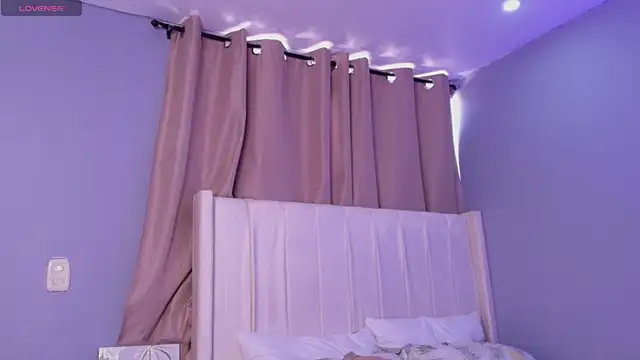 Snapshot of Shenoa1 chatting on 11/16/25, 02:11 Shenoa1 online show from 11/16/25, 02:11