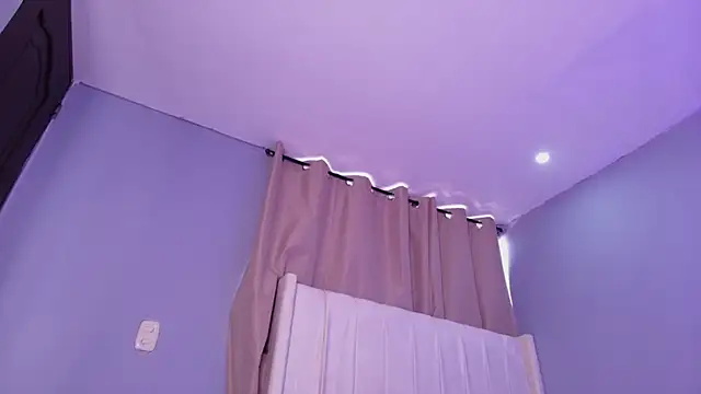 Snapshot of Shenoa1 chatting on 11/18/25, 12:09 Shenoa1 online show from 11/18/25, 12:09