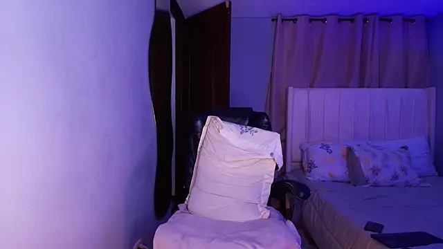 Snapshot of Shenoa1 chatting on 11/28/25, 01:19 Shenoa1 online show from 11/28/25, 01:19