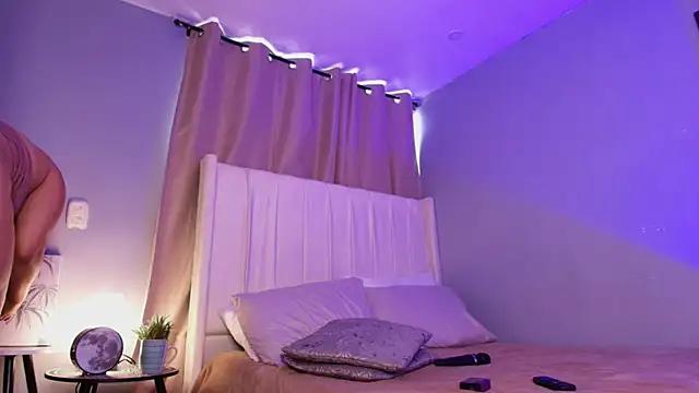 Snapshot of Shenoa1 chatting on 12/02/25, 03:18 Shenoa1 online show from 12/02/25, 03:18