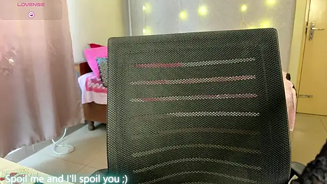 Snapshot of ohh_mona chatting on 11/30/25, 05:11 ohh mona online show from 11/30/25, 05:11