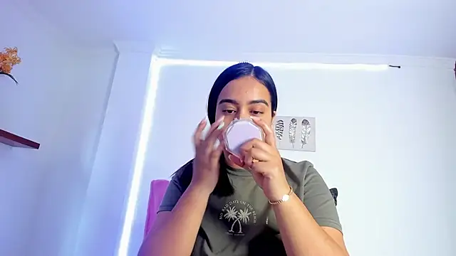 Snapshot of anniesweet- chatting on 04/10/26, 01:16 anniesweet- online show from 04/10/26, 01:16