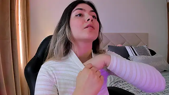 Snapshot of Lau_Bee chatting on 12/16/24, 06:49 Lau Bee online show from 12/16/24, 06:49