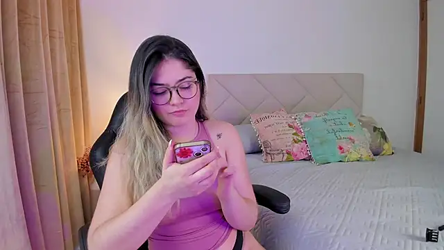 Snapshot of Lau_Bee chatting on 12/30/24, 08:36 Lau Bee online show from 12/30/24, 08:36