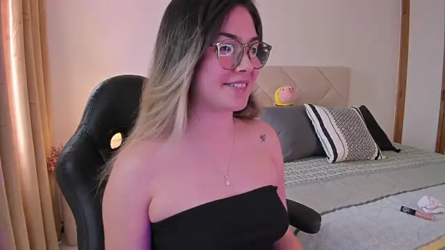 Snapshot of Lau_Bee chatting on 01/10/25, 06:17 Lau Bee online show from 01/10/25, 06:17