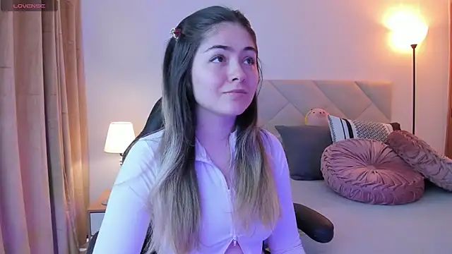 Snapshot of Lau_Bee chatting on 02/02/25, 03:49 Lau Bee online show from 02/02/25, 03:49