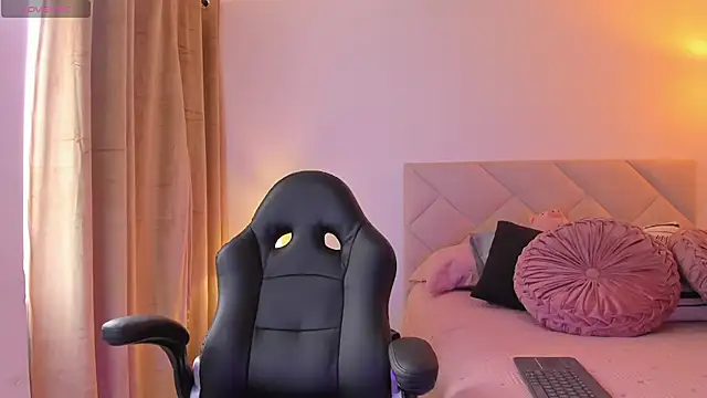 Snapshot of Lau_Bee chatting on 02/21/25, 02:38 Lau Bee online show from 02/21/25, 02:38