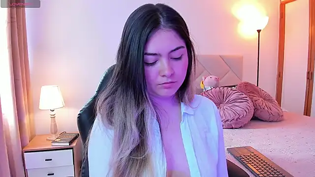 Snapshot of Lau_Bee chatting on 03/20/25, 02:42 Lau Bee online show from 03/20/25, 02:42