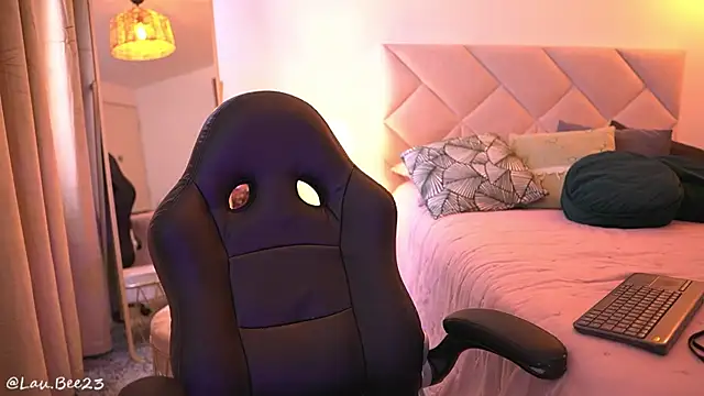 Snapshot of Lau_Bee chatting on 09/13/25, 06:08 Lau Bee online show from 09/13/25, 06:08