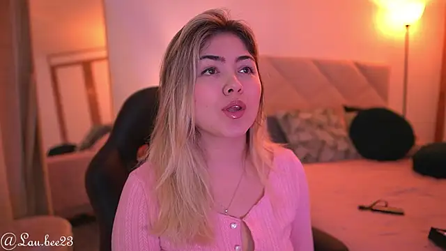 Snapshot of Lau_Bee chatting on 09/18/25, 06:21 Lau Bee online show from 09/18/25, 06:21