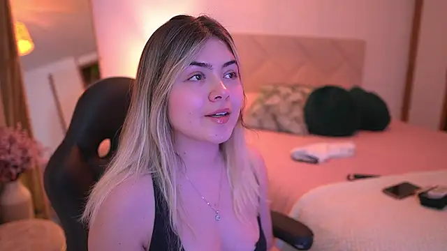 Snapshot of Lau_Bee chatting on 10/21/25, 05:35 Lau Bee online show from 10/21/25, 05:35