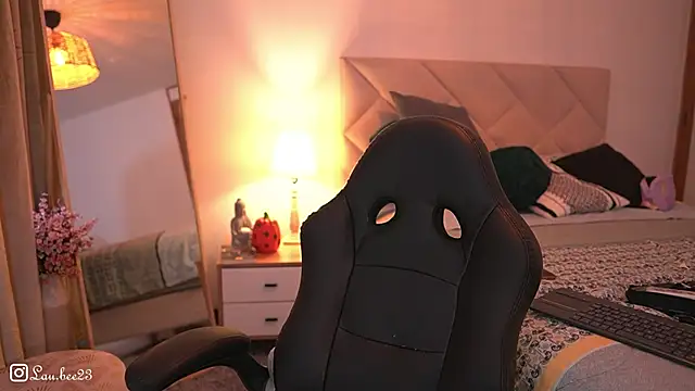 Snapshot of Lau_Bee chatting on 10/30/25, 06:41 Lau Bee online show from 10/30/25, 06:41