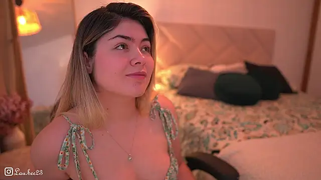 Snapshot of Lau_Bee chatting on 11/02/25, 11:23 Lau Bee online show from 11/02/25, 11:23