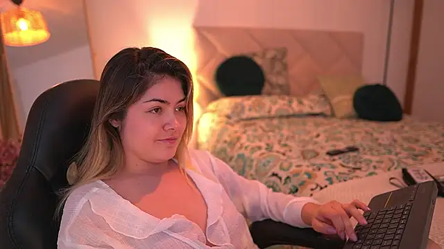 Snapshot of Lau_Bee chatting on 11/28/25, 06:21 Lau Bee online show from 11/28/25, 06:21