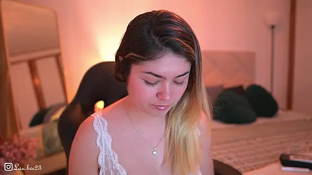 Lau Bee online show from 12/13/25, 07:53