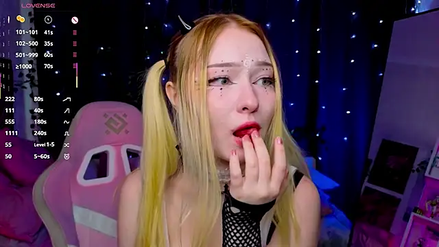 Snapshot of ElswythCovil chatting on 09/24/25, 04:05 ElswythCovil online show from 09/24/25, 04:05