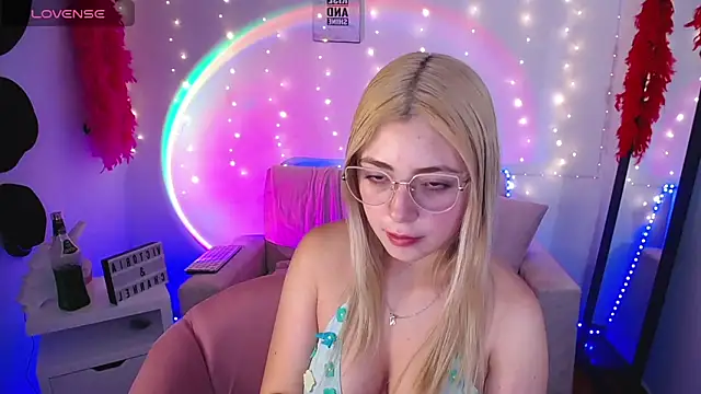 Snapshot of channel_blonde_a chatting on 03/21/25, 06:07 channel blonde a online show from 03/21/25, 06:07