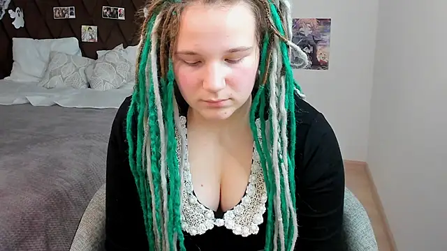 Snapshot of GloriaHylivi chatting on 12/19/24, 06:45 GloriaHylivi online show from 12/19/24, 06:45