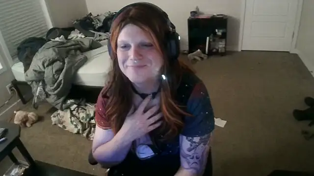 Snapshot of EmberLee chatting on 02/18/25, 05:31 EmberLee online show from 02/18/25, 05:31