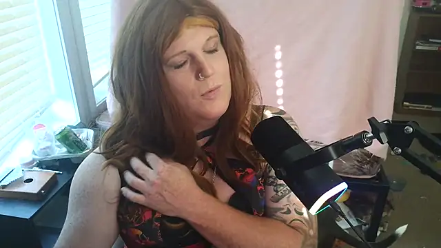 Snapshot of EmberLee chatting on 10/05/25, 08:51 EmberLee online show from 10/05/25, 08:51