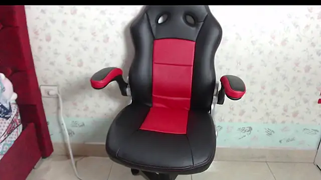 Snapshot of kayla_k18 chatting on 09/21/25, 12:34 kayla k18 online show from 09/21/25, 12:34