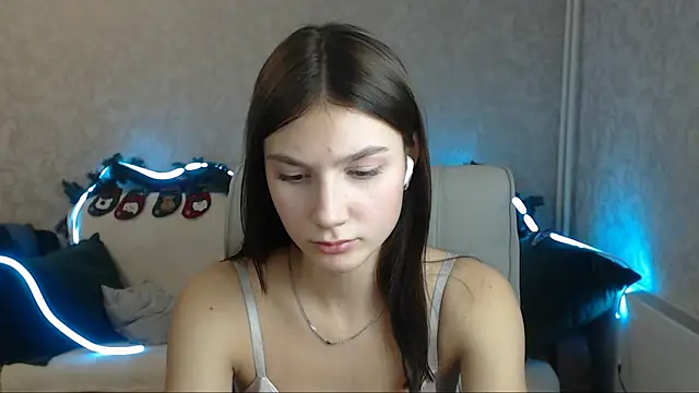 Snapshot of AnaHoney chatting on 12/18/24, 10:19 AnaHoney online show from 12/18/24, 10:19