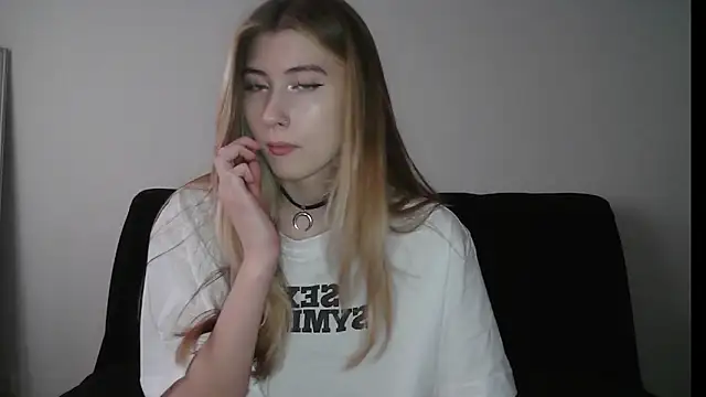 ErikaShyy online show from 11/04/25, 11:53