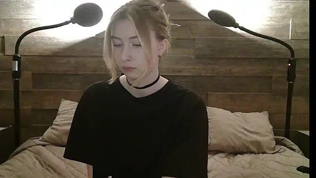 ErikaShyy online show from 12/02/25, 10:42