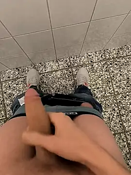 Snapshot of geilehecke1 chatting on 12/13/24, 01:22 geilehecke1 online show from 12/13/24, 01:22