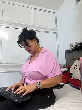 Snapshot of katysquirtdirty chatting on 05/23/26, 11:31 katysquirtdirty online show from 05/23/26, 11:31
