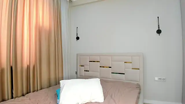 Lola Peach online show from 02/15/26, 07:51