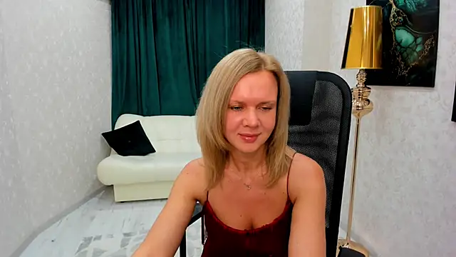 AgathaKlouin online show from 01/08/25, 04:23