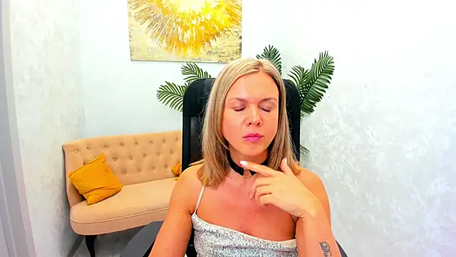 AgathaKlouin online show from 03/20/25, 07:25