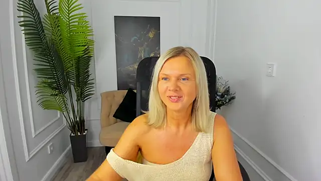 AgathaKlouin online show from 10/02/25, 07:10