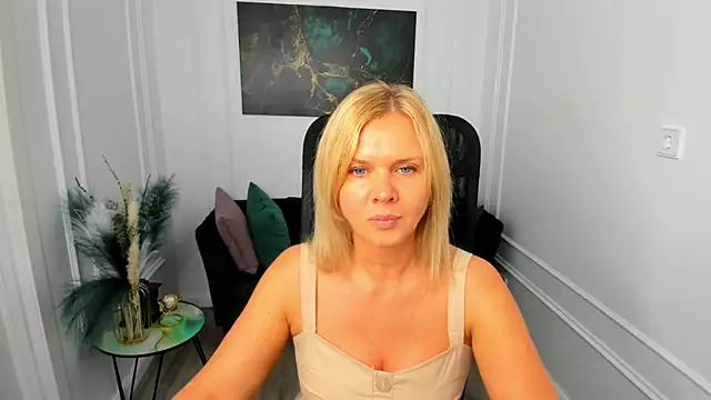 AgathaKlouin online show from 05/19/26, 07:31