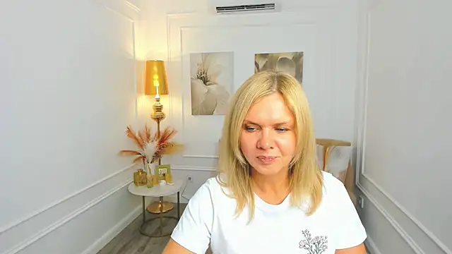 AgathaKlouin online show from 05/21/26, 07:32