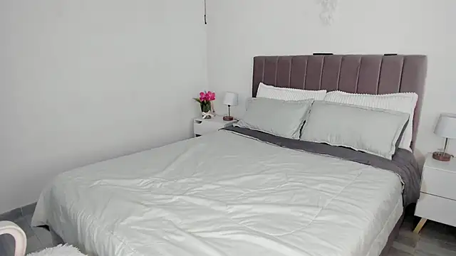 Ori valentina online show from 10/31/25, 07:15