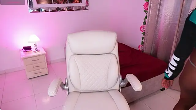 Snapshot of Alondrasparrow2 chatting on 02/11/25, 08:10 Alondrasparrow2 online show from 02/11/25, 08:10