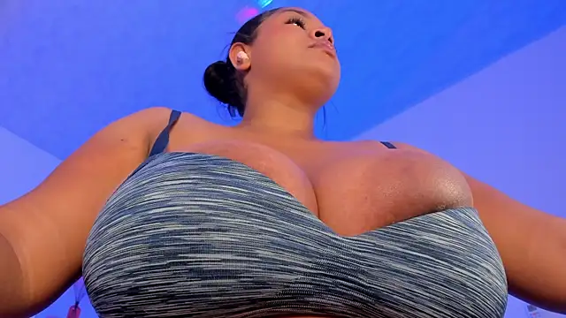 Snapshot of Brianna_bigboobs chatting on 07/18/26, 11:03 Brianna bigboobs online show from 07/18/26, 11:03