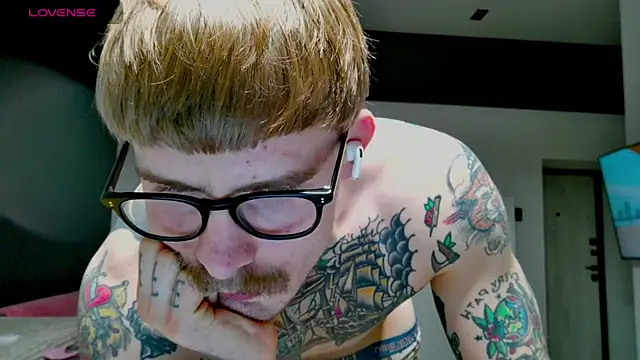 Snapshot of white_King9999 chatting on 11/22/25, 01:43 white King9999 online show from 11/22/25, 01:43