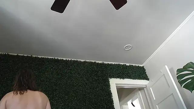 Snapshot of MistressKatie13xxx chatting on 12/31/24, 05:33 MistressKatie13xxx online show from 12/31/24, 05:33