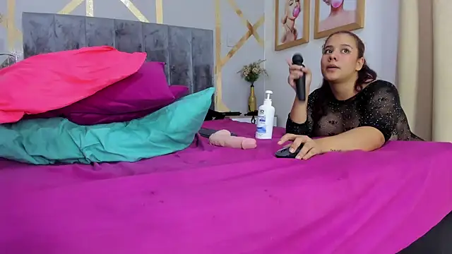 Caroliine Torres online show from 02/08/25, 05:29