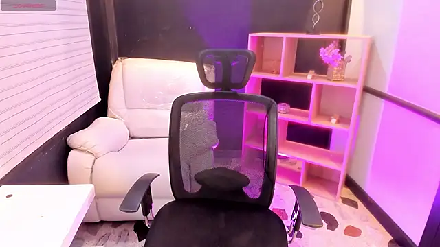 Snapshot of EmySilver chatting on 12/06/24, 02:17 EmySilver online show from 12/06/24, 02:17