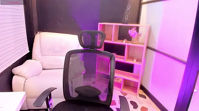 Snapshot of EmySilver chatting on 12/06/24, 05:22 EmySilver online show from 12/06/24, 05:22