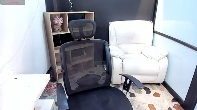 Snapshot of EmySilver chatting on 02/04/25, 02:43 EmySilver online show from 02/04/25, 02:43