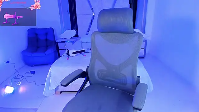 Snapshot of EmySilver chatting on 02/08/25, 03:31 EmySilver online show from 02/08/25, 03:31